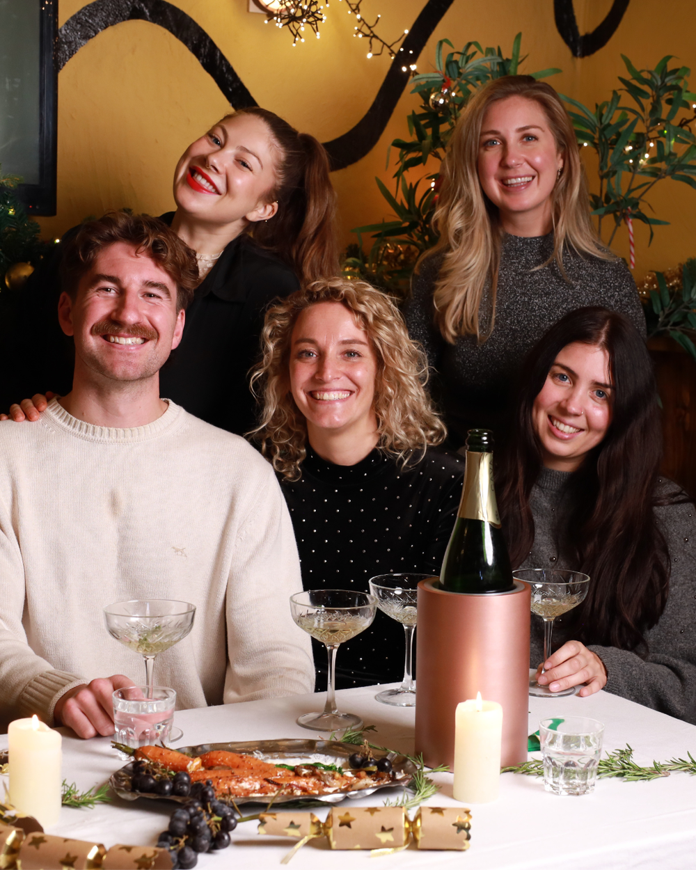 Um Coolenator dourado com uma garrafa de vinho ao lado de lavanda